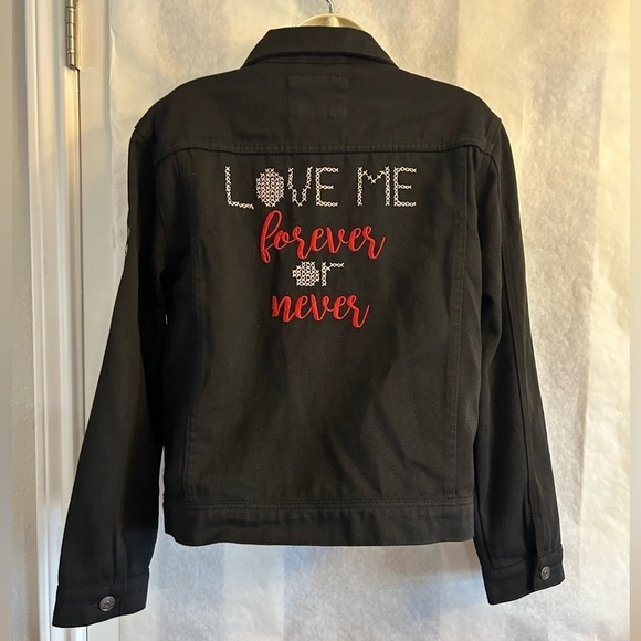 The Edit by Seventeen Love Me black jean jacket w/embroidered flowers Sz-M. W11 - Picture 3 of 14